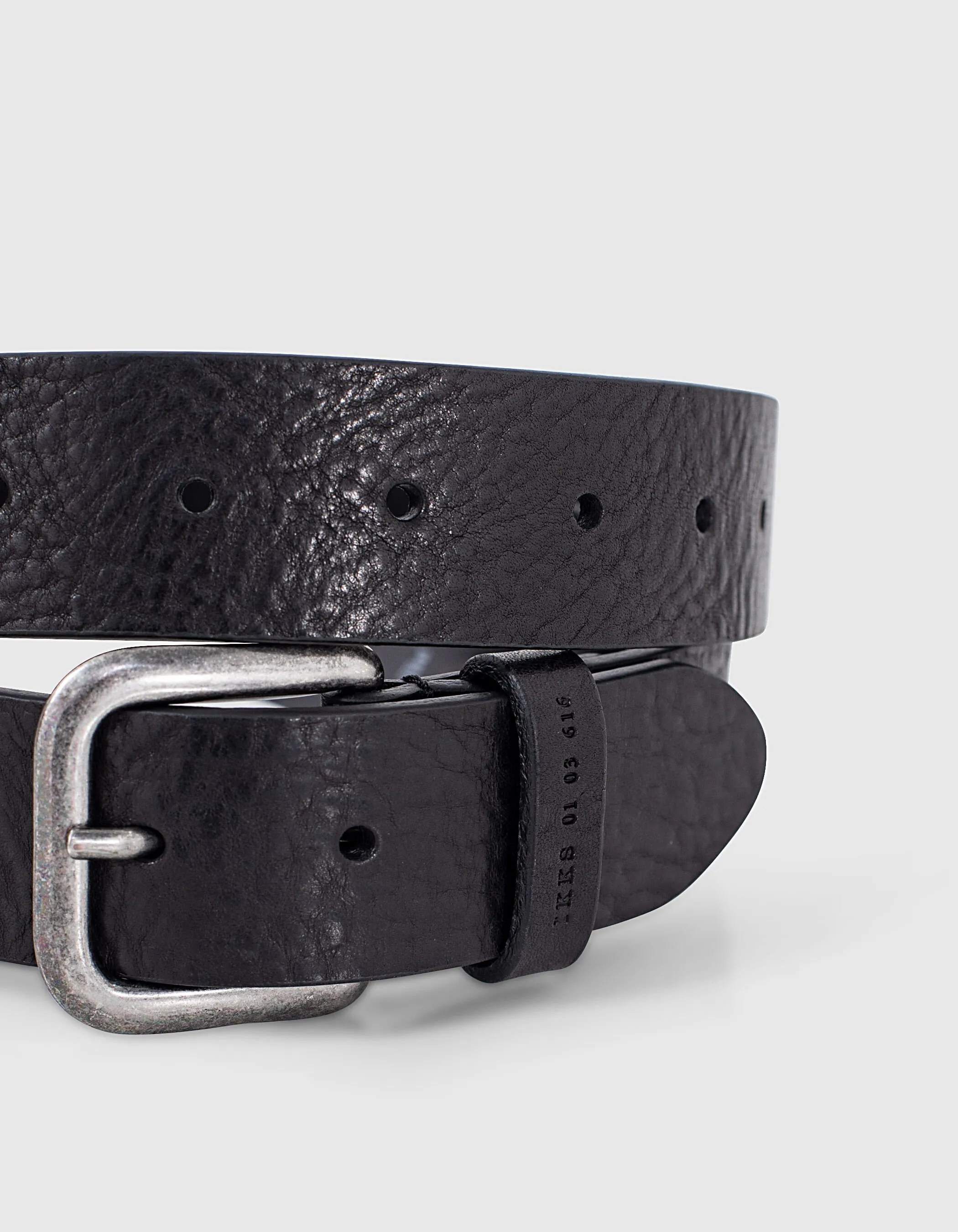 Ceinture noire en cuir de vachette perforée Homme