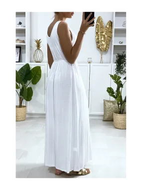 Longue robe croisé en blanche avec ceinture en cordon