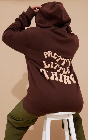 PRETTYLITTLETHING Plus Hoodie oversize chocolat à slogan dans le dos