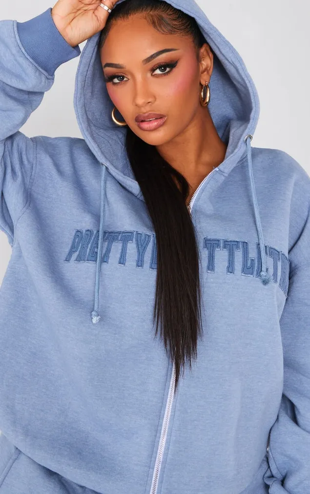 PRETTYLITTLETHING Shape Hoodie bleu pétrole délavé zippé à détail brodé