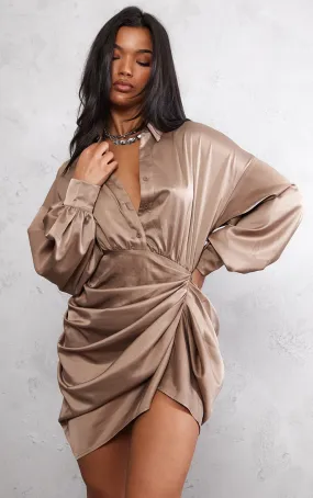 Robe chemise satinée taupe drapée à manches oversize