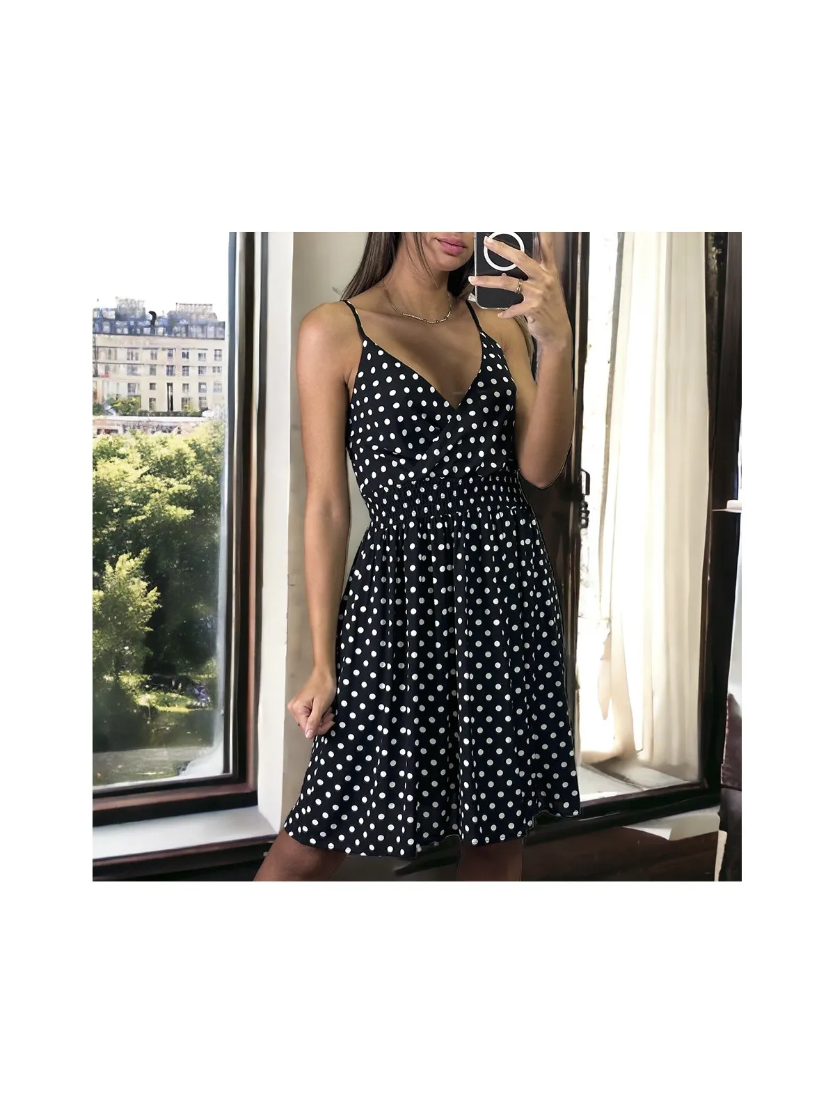 Robe motif noir et blanc à bretelle froncé a la taille