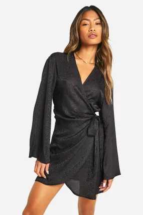 Robe portefeuille satinée à motif jacquard